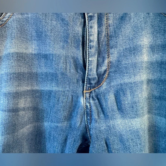 Seven7 women’s 14 distressed & features floral embroidered designs both legs. - Picture 5 of 11